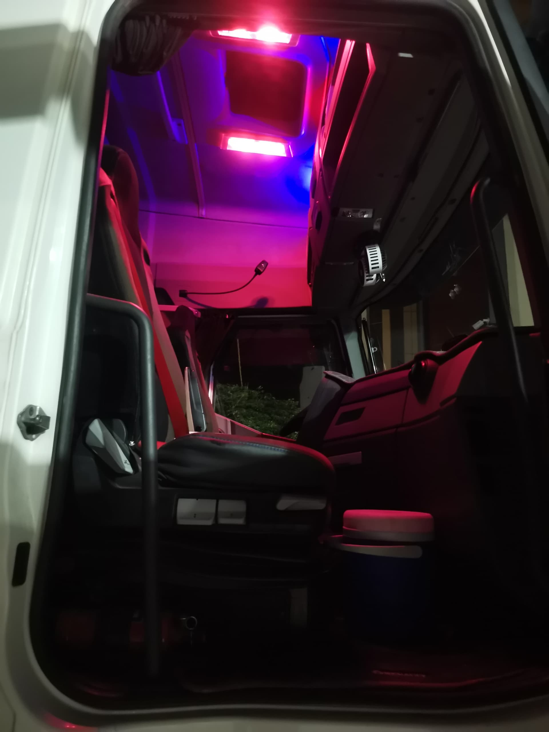 نصب چراغ های اضافی و تزئیناتی